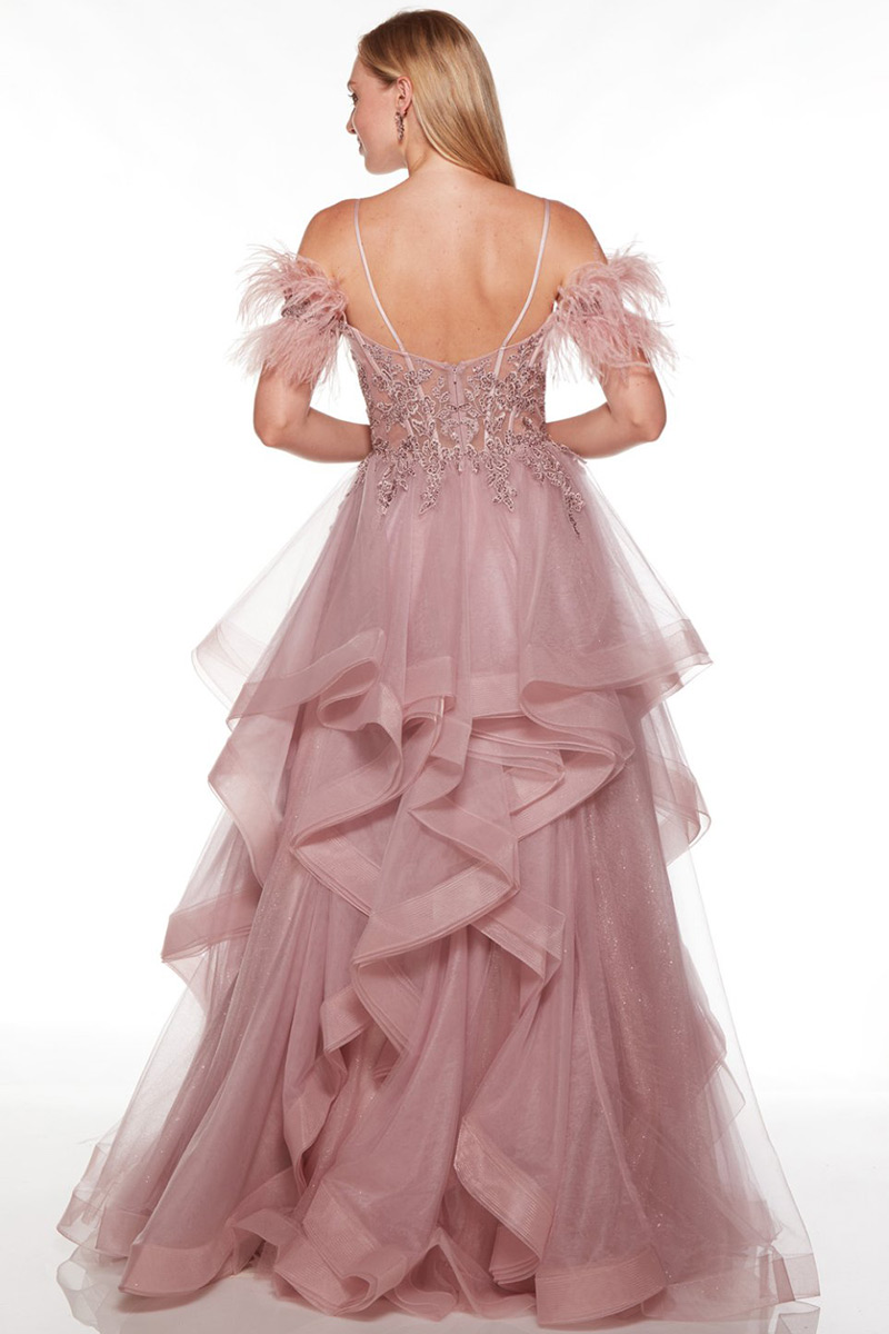 Svatby Felice - Bastile, růžové šaty s bohatou sukní