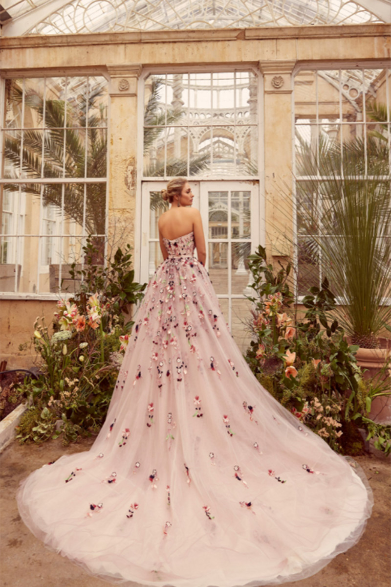 Svatby Felice - Kaoria, barevné šaty s vlečkou a 3D květy