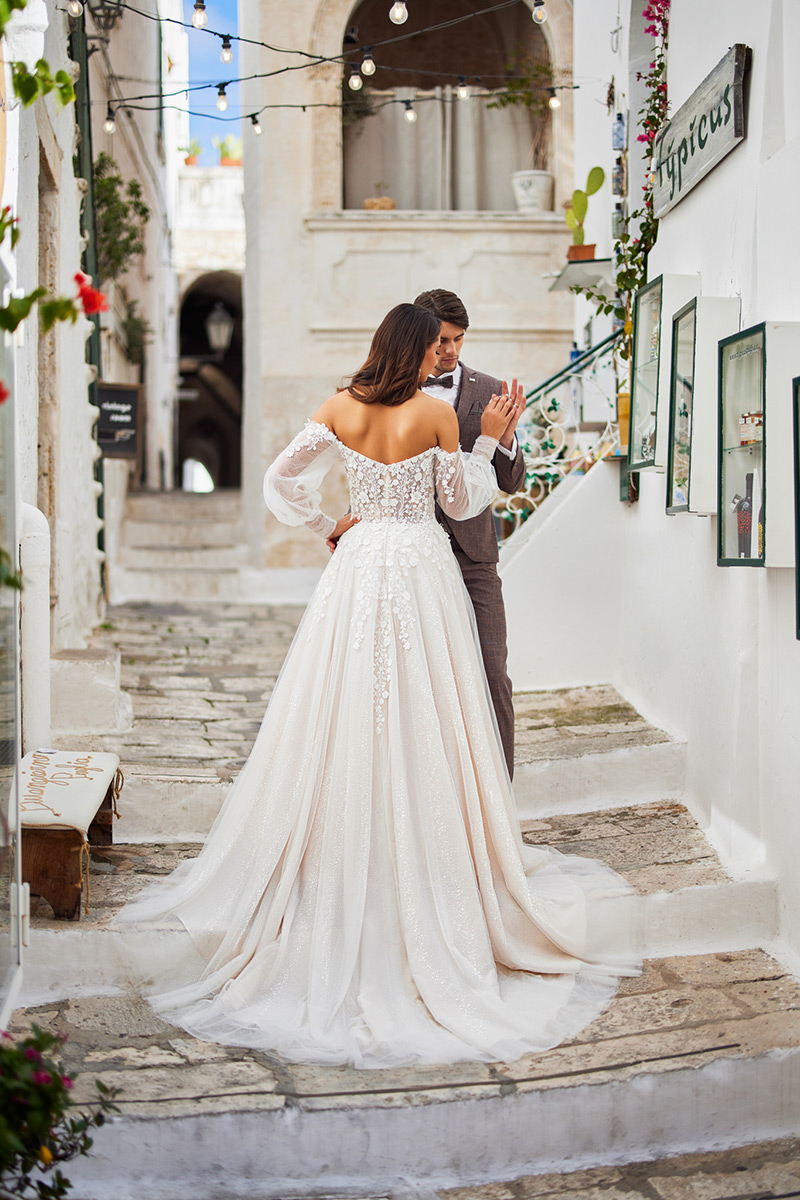 Svatby Felice - Adelaide, bohatě zdobené šaty s rukávy
