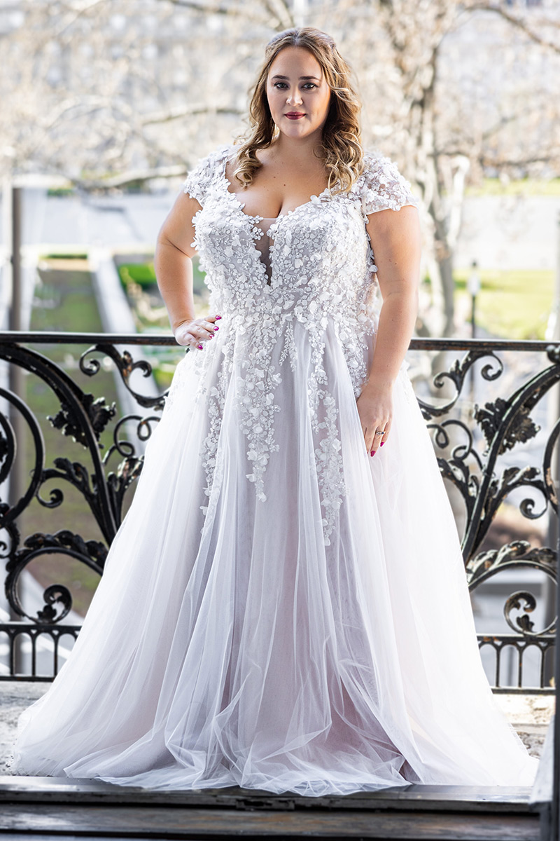 Svatby Felice - Cora, třpytivé šaty s 3D krajkou