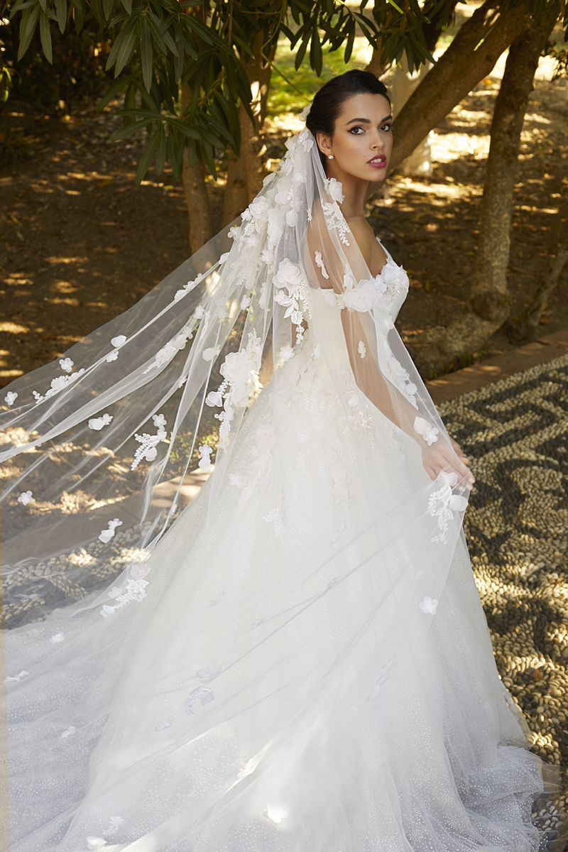 Svatby Felice - Korri, bohatě zdobené šaty 3D květy