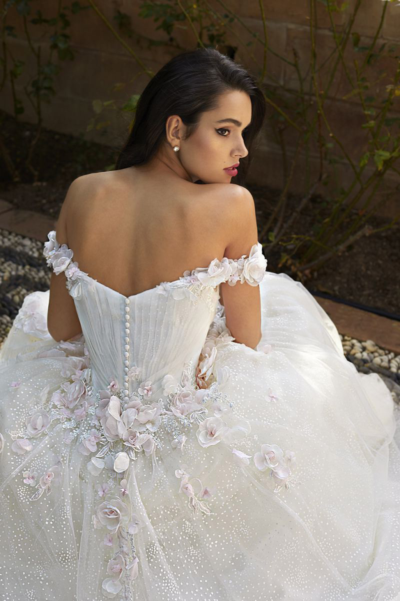 Svatby Felice - Korri, bohatě zdobené šaty 3D květy