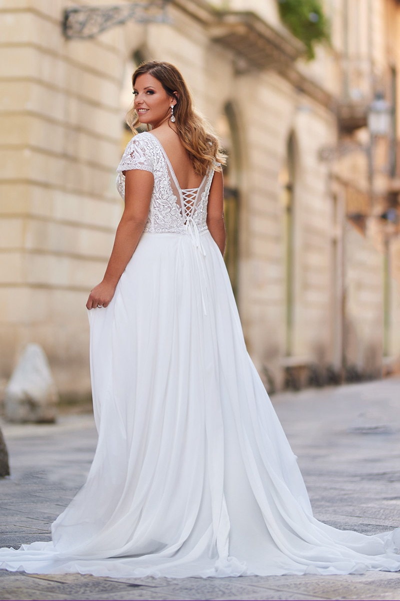 Svatby Felice - Manon, krajkové splývavé šaty