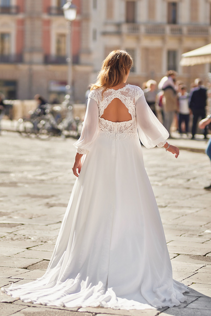 Svatby Felice - Evia, jemné šaty s krajkou a rukávem