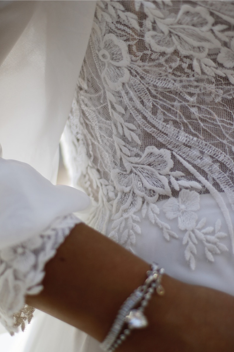 Svatby Felice - Evia, jemné šaty s krajkou a rukávem
